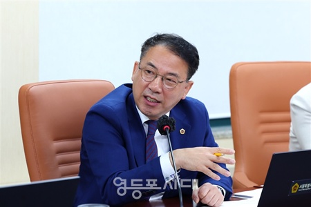 ▲김재진 서울시의회 국민의힘 의원이 22일 환경수자원위원회 회의실에서 열린 제330회 임시회 미래한강본부 소관 현안 업무보고에서 질의하고 하고 있다. ⓒ서울시의회 제공