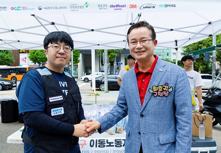 ▲지난해 ‘배달 안전 365캠페인’에 참여한 최호권 영등포구청장(오른쪽)/이미지=영등포구 제공