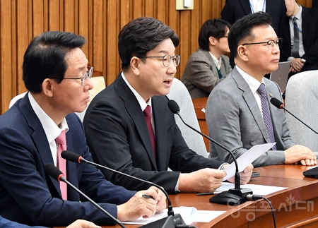 ▲권성동 원내대표(왼쪽 두 번째)가 4월 25일 국회에서 열린 원내대책회의 모두 발언에서 이상직 전 의원은 중소벤처기업진흥공단 이사장으로 임명되었다. 전형적인 매관매직 사건이다”라고 주장하고 있다. Ⓒ영등포시대 