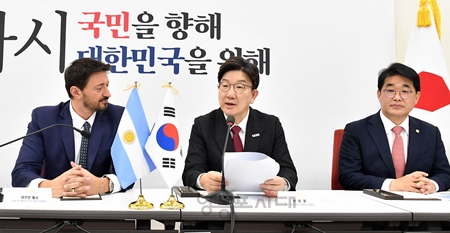 ▲권성동 원내대표(가운데)가 마르틴 예사 아르헨티나 하원 의원을 접견하고 “포괄적 동반자 관계로 이렇게 격상되기를 희망한다”라고 밝히고 있다. Ⓒ영등포시대