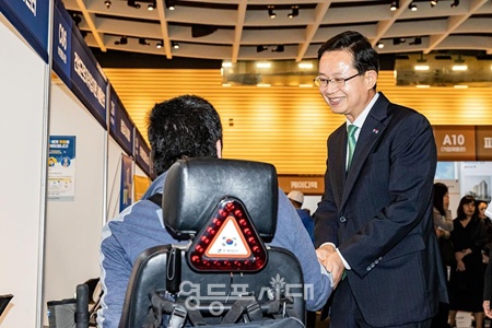 ▲최호권 영등포구청장이 지난해 10월에 열린 ‘2024 희망‧행복·미래 취업박람회에서의 참석자와 이야기를 하고 있다. ©영등포구 제공