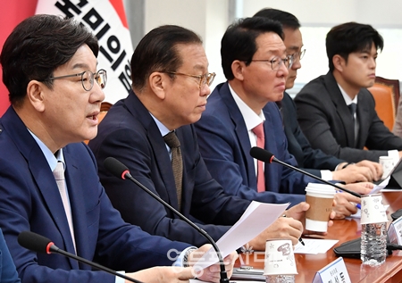 ▲권성동 원내대표(왼쪽)가 이재명 민주당 전 대표가 대선 경선에서 얻은 득표율에 대해 “민주당의 1인 지배 독재 체제의 결과일 뿐이다”라고 비판하고 있다. Ⓒ영등포시대