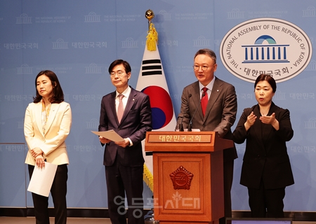 ▲한동훈 예비후보 캠프 조경태 공동선대위원장과 김소희 직능위원장, 안상훈 정책위원장은 4월 28일 국회 소통관에서 기자회견을 열고 ‘국민을 지키는 기후 대응, 탄탄한 에너지 대국’ 정책을 발표하고 있다. Ⓒ영등포시대