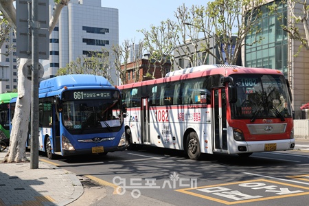 ▲29일 서울 영등포구 영등포 전화국사거리에서 시내버스가 운행되고 있다. ©영등포시대 