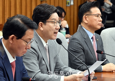 ▲권성동 국민의힘 원내대표(왼쪽에서 두 번째)가 4월 29일 국회에서 열린 원내대책회의 모두 발언에서 이재명 민주당 대선후보를 “바뀐 것이 없다”라며 강하게 비판하고 있다. Ⓒ영등포시대