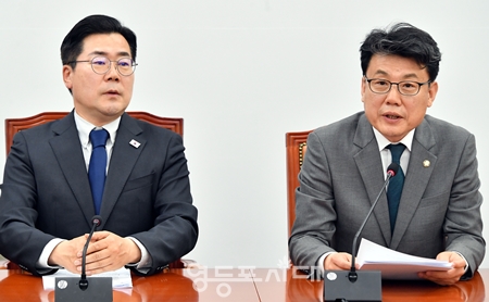 ▲진성준 정책위의장(오른쪽)이 국민의힘과 정부를 향해 “국회 예산결산특별위원회에서 민생예산 증액을 합의 처리 하자”라고 촉구하고 있다. Ⓒ영등포시대