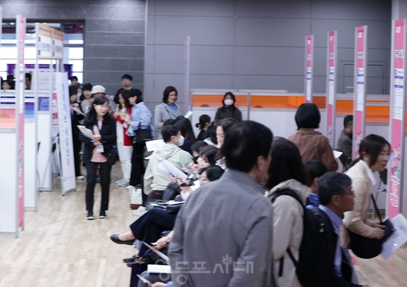 ▲취업박람회장을 찾은 취업 희망자들이 상담을 기다리고 있다. Ⓒ영등포시대