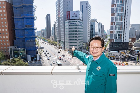 ▲최호권 영등포구청장이 4월 30일 오후, 영등포 로터리 8차선 임시도로 개통을 앞두고 현장을 찾아 공사 진행 상황을 점검하고 있다.. ⓒ영등포구 제공
