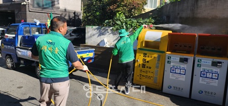 ▲새마을 동 자율방역단이 주택가 방역소독을 실시하고 있다. ©영등포구 제공