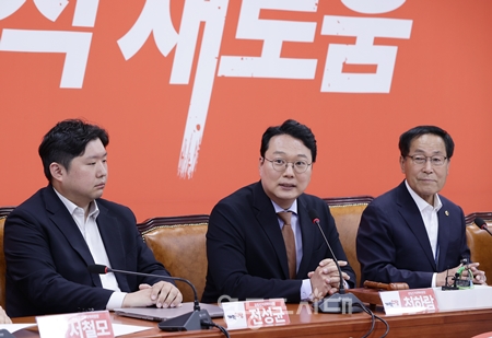 ▲천하람 개혁신당 당대표 권한대행(가운데)이 박명원 경기도의원 입당식에 앞서 환영 인사를 하고 있다. Ⓒ영등포시대