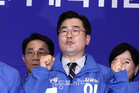 ▲박찬대 더불어민주당 상임총괄선거대책위원장이 지난 4월 30일 국회의원회관에서 열린 선대위 출범식에서 구호를 외치고 있다. ©영등포시대