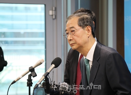 ▲한덕수 전 국무총리가 기자회견을 마친 후 백브리핑을 하고 있다. Ⓒ영등포시대