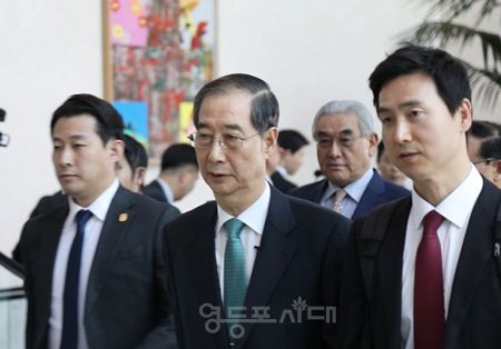 ▲한덕수 전 국무총리가 백브리핑을 마친 후 국회 소통관을 나서고 있다. Ⓒ영등포시대