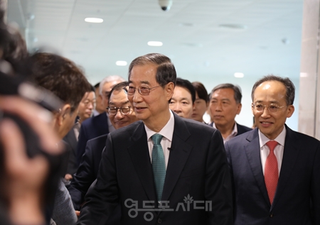 ▲한덕수 전 국무총리가 5월 2일 제21대 대선 출마 선언 기자회견을 위해 국회 소통관을 향하고 있다. Ⓒ영등포시대
