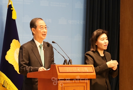 ▲한덕수 전 국무총리가 국회 소통관에서 기자회견을 열고 제21대 대통령 선거 출마를 공식 선언하고 있다.Ⓒ영등포시대