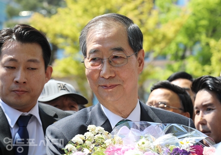 ▲한덕수 전 총리가 5월 2일 국회 소통관에서 제21대 대통령 선거 출마 선언 기자회견을 마치고 지지자들의 환호를 받으며 차량을 향하고 있다. Ⓒ영등포시대