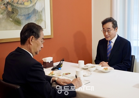 ▲이낙연 새미래민주당 상임고문(오른쪽)이 한덕수 무소속 대선후보가 5월 6일 중구 한 식당에서 오찬을 하고 있다./이미지=새미래민주당 제공