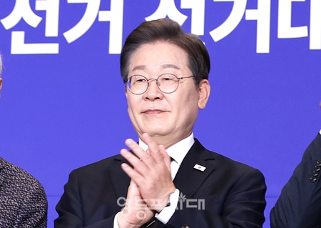 ▲이재명 더불어민주당 대선 후보가 지난 4월 30일 서울 여의도 국회의원회관에서 열린 선대위 출범식에서 박수를 치고 있다. ⓒ영등포시대