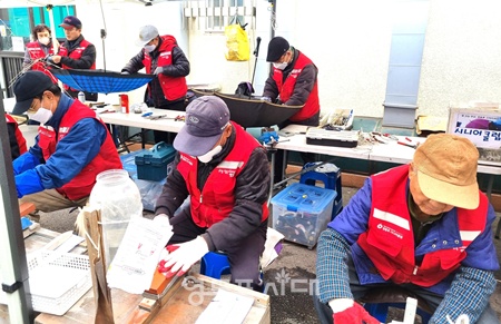 ▲수리뚝딱 영가이버 어르신들이 무딘 칼을 갈고 있다. ©영등포구 제공