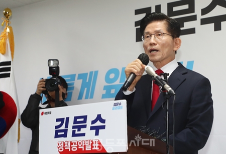 ▲김문수 국민의힘 제21대 대선후보가 5월 8일 여의도 대선캠프에서 긴급 기자회견을 열고 당에 “저 김문수를 끌어내리려는 작업에서 손 떼라”라고 일갈했다.Ⓒ영등포시대