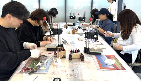 ▲영등포구 평생학습센터에서 현재 진행하고 있는 ‘가죽소품 만들기’ 수업.