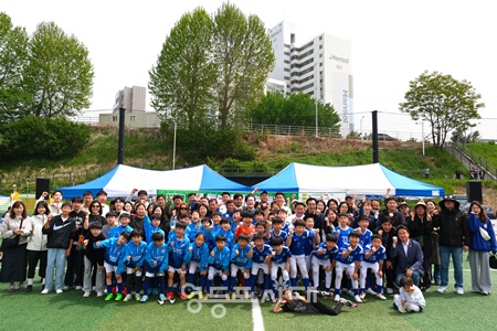 ▲영등포구스포츠클럽이 5월 6일 양평누리체육공원 축구장에서 개최한 ‘2025년 1차 축구 스토브리그IN영등포’에 참석자들이 파이팅을 외치고 있다. ⓒ영등포스포츠클럽 제공