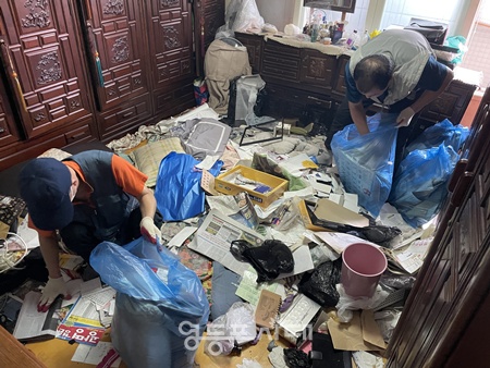 ▲‘마을안(安) 희망사업’ 지원대상 가구에서 활동 중인 모습. ⓒ영등포구 제공