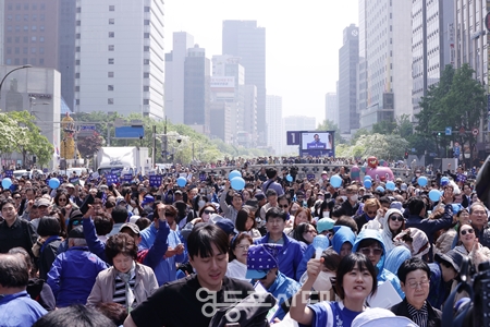 ▲5월 12일 서울 광화문 청계광장에서 개최된 이재명 민주당 대선후보의 ‘빛의 혁명’ 선대위 출정식에 참석한 지지자들이 환호하고 있다. Ⓒ영등포시대 