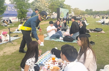 ▲서울 영등포경찰서는 5월 13일 한강공원 일대 범죄예방을 위해 민·관·경 합동 순찰을 시행했다./이미지=영등포경찰서 제공