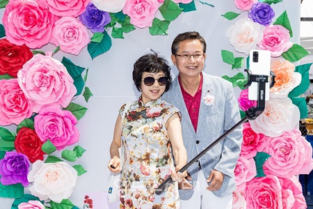 ▲최호권 영등포구청장이 지난해 열린 도림동 장미마을 축제에서 주민과 기념사진을 찍고 있다. ©영등포구 제공