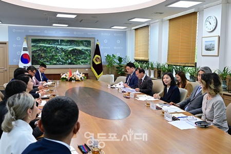 ▲최호정 서울시의회 의장이 14일 벡찬 우세날리예프 키르기스스탄 비슈케크시의회 의장 등 대표단의 예방을 받고 교류협력 방안을 논의하고 있다. ⓒ서울시의회 제공