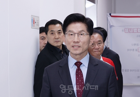 ▲김문수 국민의힘 대선 후보가 5월 18일 경제 공약 발표를 위해 중앙당사 지하 1층 다목적홀에 들어서고 있다. Ⓒ영등포시대