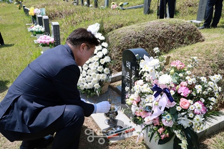 ▲우원식 국회의장이 제45주년 5·18민주화운동 기념식에 참석해 망월동 이한열 열사의 어머니 故 배은심 여사 묘소를 참배하고 있다./이미지=국회 제공