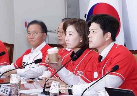 ▲김용태 국민의힘 비상대책위원장(오른쪽)이 5월 19일 국회에서 열린 중앙선거대책위원회 회의 모두 발언에서 커피를 들어 보이며 이재명 민주당 대선후보의 커피 원가 120원 발언에 대해 강하게 비판하고 있다.Ⓒ영등포시대