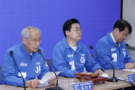 ▲윤여준 민주당 제21대 대선 상임총괄선거대책위원장(왼쪽)이 5월 19일 여의도 중앙당사에서 열린 중앙선거대책위원회의 모두발언에서 윤석열 전 대통령과 김문수 국민의힘 제21대선 후보를 싸잡아 비판하고 있다. Ⓒ영등포시대