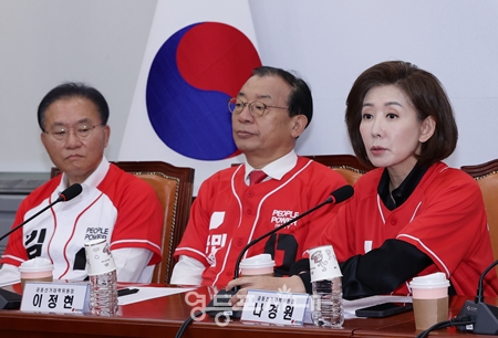 ▲나경원 국민의힘 제21대 대선 공동선거대책위원장(오른쪽)이 19일 국회에서 열린 중앙선거대책위원회 모두 발언에서 “이재명 후보의 ‘커피 원가 120원’ 발언에 대해 강하게 비판하고 있다. Ⓒ영등포시대