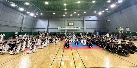 ▲5월 18일 영등포다목적배드민턴체육관에서 열린 ‘제3회 영등포구청기 합기도 대회’ 개회식에서 참가 선수들이 파이팅을 외치고 있다. ©영등포구체육회 제공