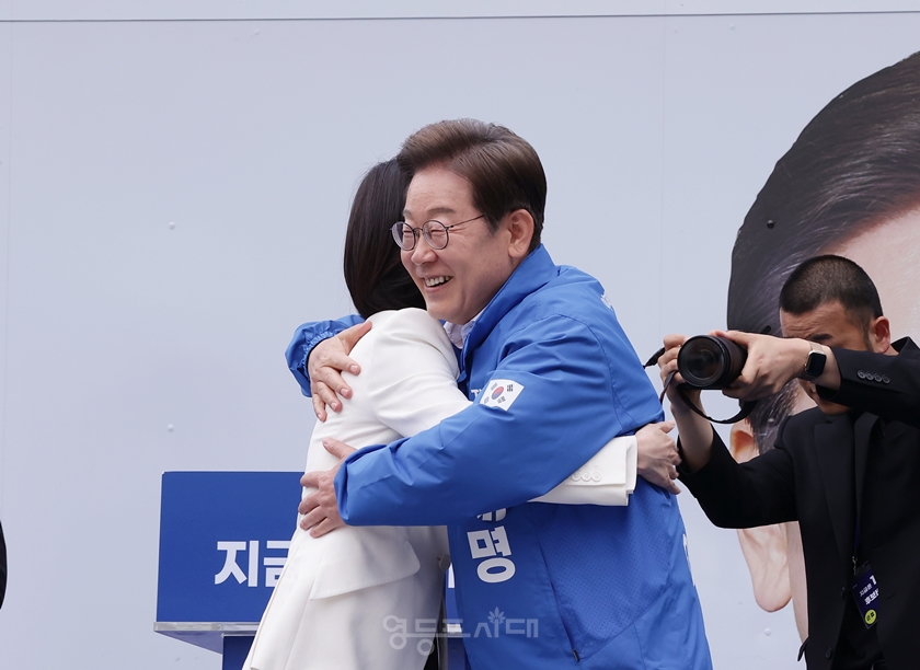 ▲이재명 민주당 대선후보가 자신의 지지를 선언한 허은아 전 개혁신당 대표와 포옹하고 있다. Ⓒ영등포시대