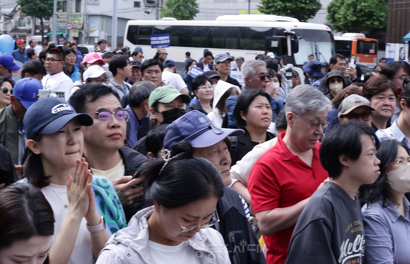 ▲5월 19일 오후 서울 영등포구 타임스퀘어 광장에 펼쳐진 이재명 대선후보 유세장을 찾은 지지자들이 이재명 후보의 연설을 듣고 있다. Ⓒ영등포시대