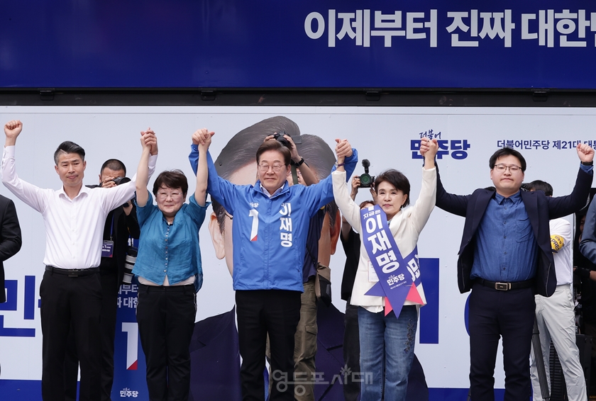 ▲이재명 민주당 대선후보가 자신의 지지를 호소한 한 영등포 구민과 기념사진을 찍고 있다. Ⓒ영등포시대