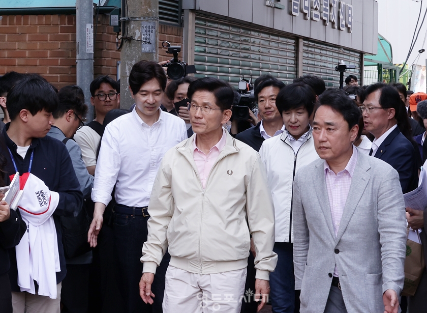 ▲김문수 국민의힘 대선 후보가 5월 20일, 영등포 쪽방촌에 들어서고 있다. Ⓒ영등포시대