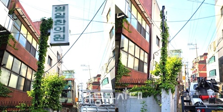 ▲위험한 간판 철거 전(왼쪽)과 후. ⓒ영등포구 제공