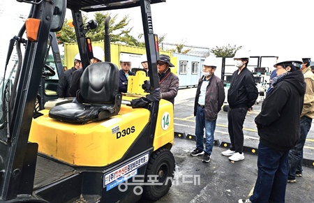 ▲영등포구 지게차 운전기능사 양성과정 수강생이 지게차 실습을 하고 있다. ©영등포구 제공