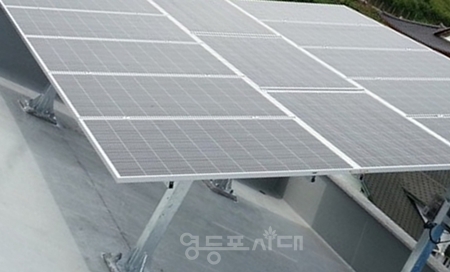 ▲한 주택 옥상에 설치된 태양광 Ⓒ영등포시대 db