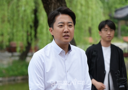 ▲이준석 개혁신당 대통령 후보는 5월 22일 인하대학교 용현캠퍼스를 방문한 자리에서 “단일화 관련 질문은 안 해도 될 것 같다”라며 단일화에 뜻이 없음을 분명하게 밝히고 있다./이미지=개혁신당 제공 