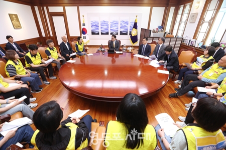 ▲우원식 국회의장은 5월 22일 국회에서 ‘홈플러스 사태 해결 공동대책위’와 마트노조 관계자들을 만나 홈플러스 정상화 방안에 대해 논의하고 있다/이미지=국회 제공