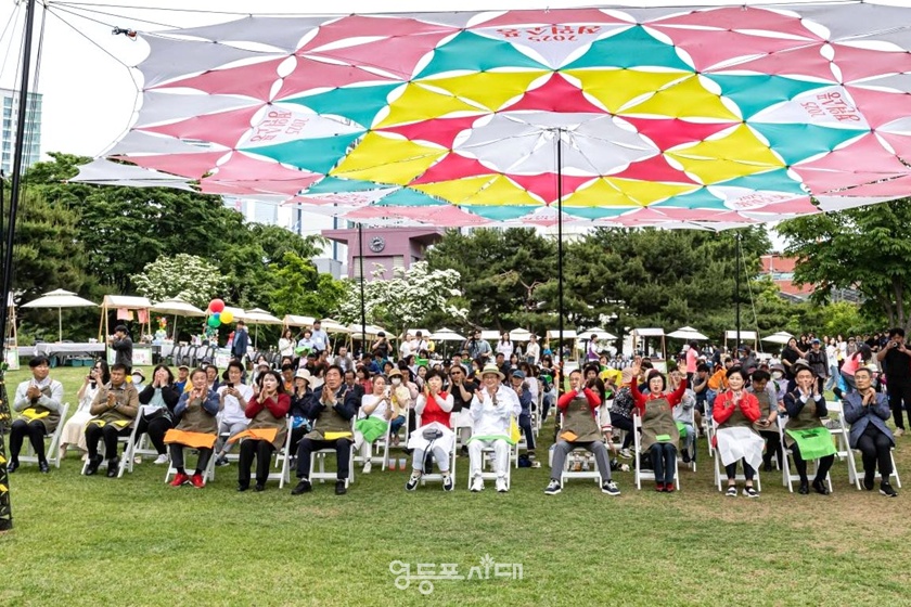 ▲5월 23일 영등포공원에서 열린 2025 영등포 정원축제 ‘정원소풍’ 개막식에서 참석자들이 기념촬영을 하고 있다. ©영등포시대