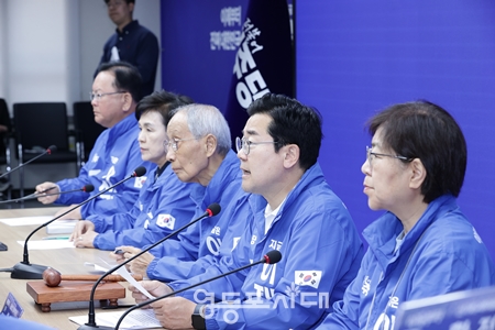 ▲박찬대 민주당 상임 총괄 선거대책위원장(오른쪽에서 두 번째)이 “민주당이 이재명과 함께 하나 된 국민, 하나 된 대한민국을 반드시 만들겠다”라고 강조하며 이재명 후보 지지를 호소하고 있다. Ⓒ영등포시대 