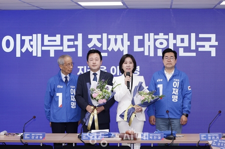 ▲개혁신당 김용남 전 정책위의장과 허은아 전 대표가 26일 오전 서울 여의도 더불어민주당 중앙당사에서 열린 입당 환영식에서 인사말을 하고 있다. 왼쪽부터 왼쪽부터 윤여준 상임총괄선대위원장, 김용남 전 의원, 허은아 전 대표, 박찬대 상임총괄선대위원장. ⓒ영등포시대