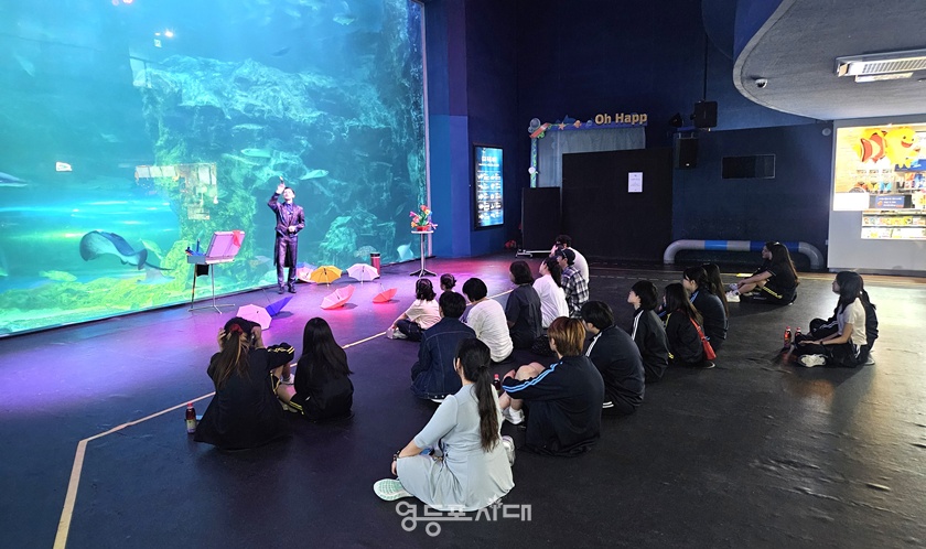 ▲영등포구사회복지협의회 여성다문화분과가 5월 16일 쿠아플라넷 일산에서 진행한 ‘2025 다문화 아이들과 함께하는 행복한 어느날‘ 행사 참석한 다문화 가정 아이들이 공연을 관람하고 있다. ©영등포구사회복지협의회 제공